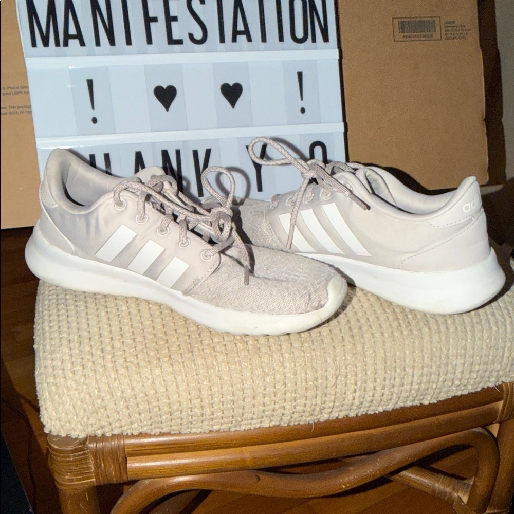Women’s Adidas Cloudfoam Sneakers size 9 - Picture 3 of 9